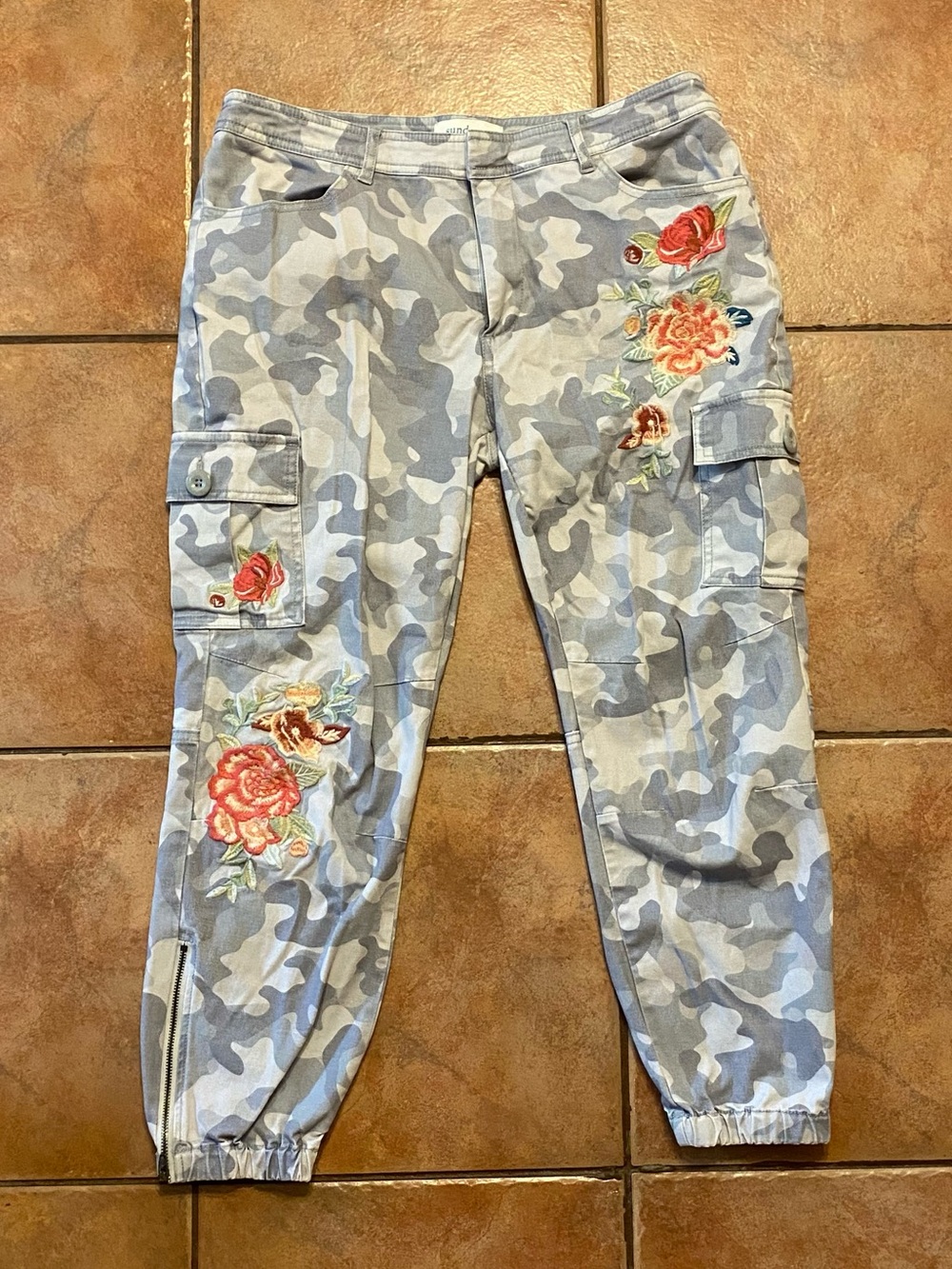 Sundance Vivant embroidered camouflage cargo joggers. Size Petite 6 🌺